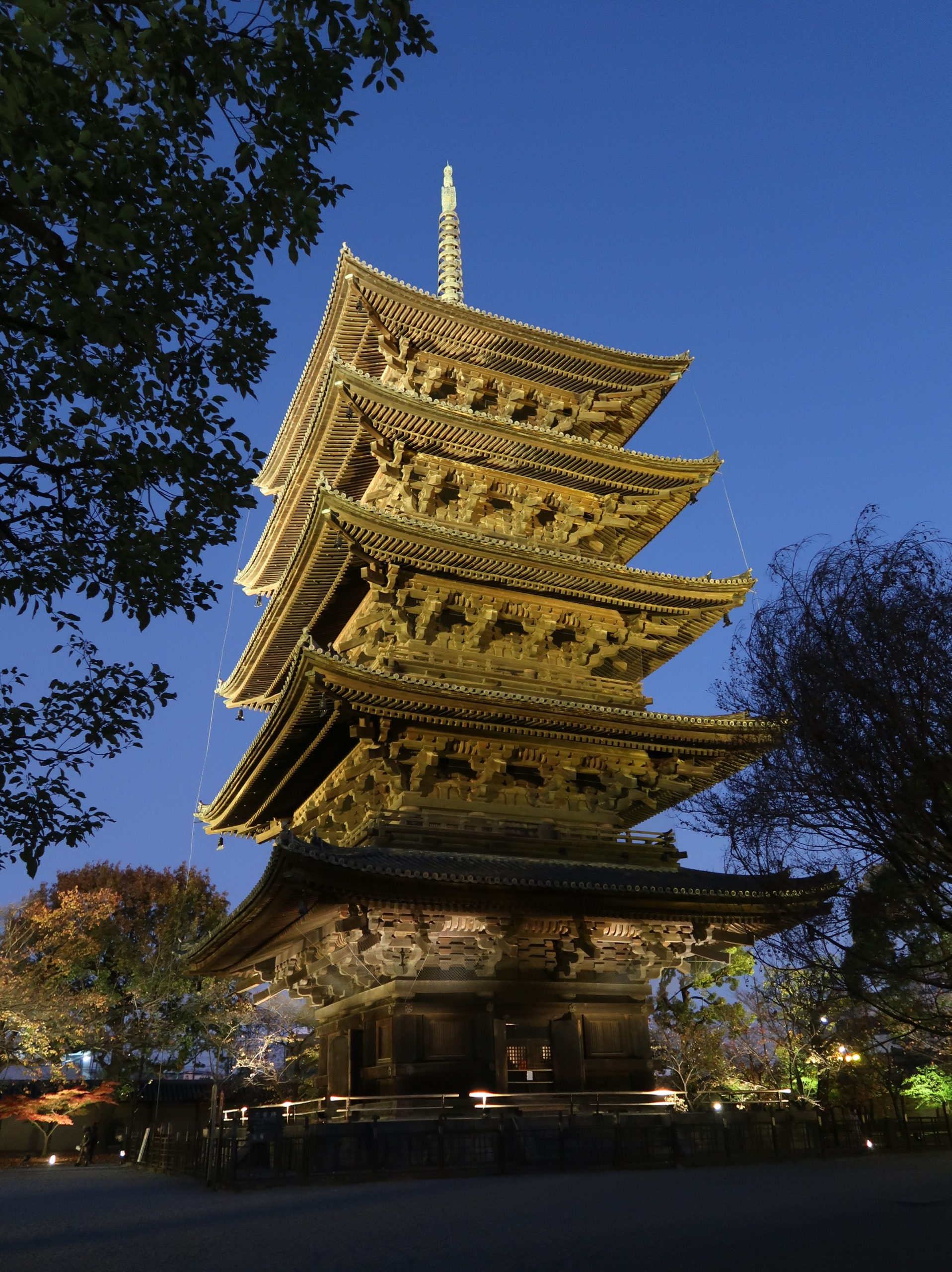 紅葉時期、並ばずに東寺の夜間特別拝観する方法 | lunaのおんなひとり